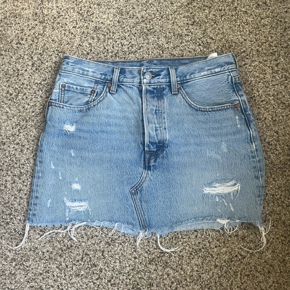 Levi’s 501 Denim Mid Rise Skirt Size 28 Light Blue Wash - Picture 2 of 6